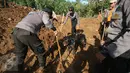 Personel kepolisan dibantu anjing pelacak melakukan pencarian korban longsor di Dusun Caok, Desa Karangrejo, Purworejo, Selasa (21/6). Kendala dalam pencarian korban saat ini material longsor berupa tanah mulai mengeras. (Liputan6.com/Boy Harjanto)