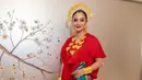 Ririn Ekawati tampil ayu dibalut busana adat Sulawesi Selatan. [Instagram/ririnekawati]