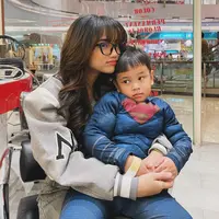 Menghabiskan waktu libur dengan Gala Sky, paras dan busana Fuji Utami Putri curi perhatian warganet. Sumber: IG @fuji_an