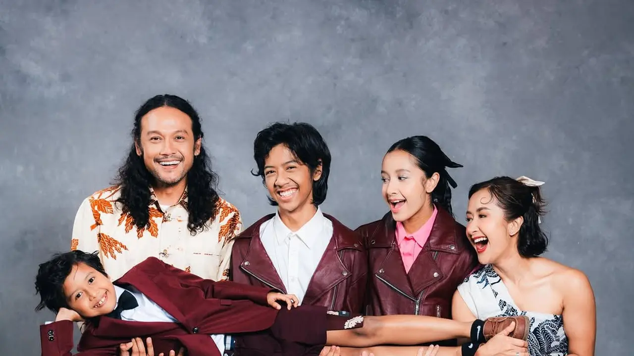 Gaya Unik Foto Keluarga Dwi Sasono dan Widi Mulia, Tampil Hangat dalam Sentuhan Wastra