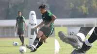 Punggawa timnas Indonesia dan Arema FC, Hanif Sjahbandi, terlihat berlatih menggunakan sepatu yang tidak biasa. (Ist)