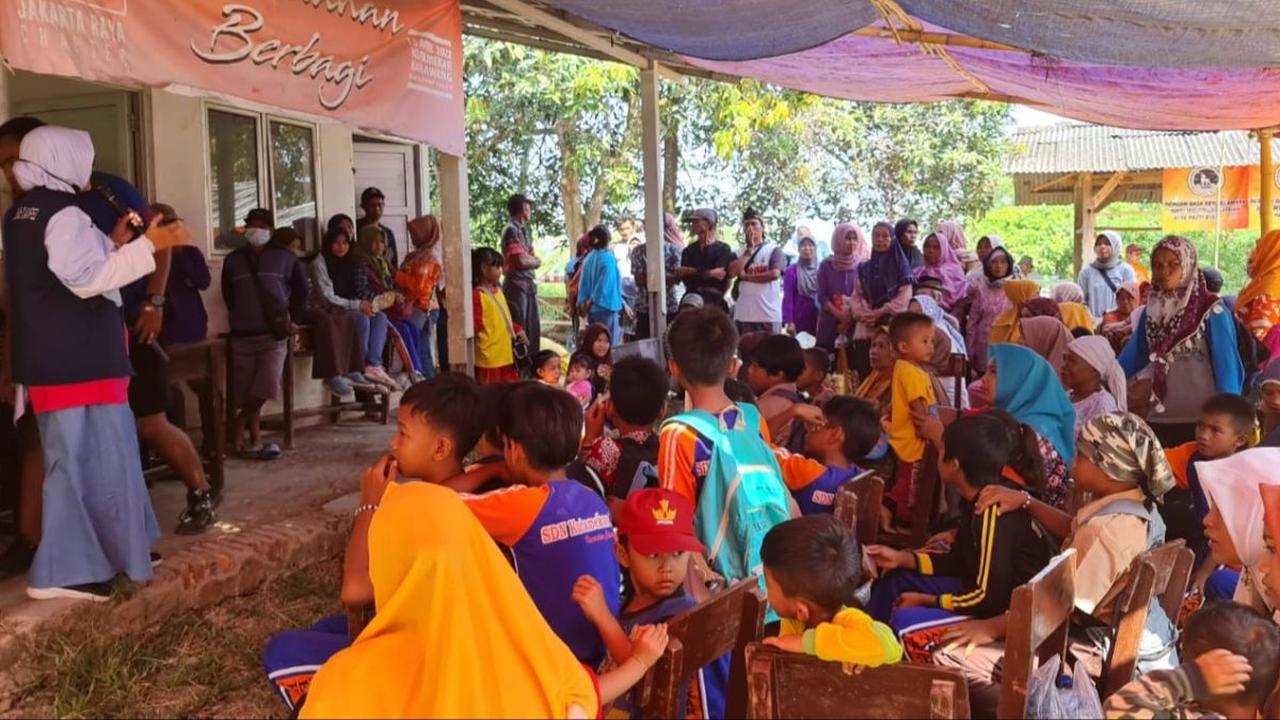 VES Community melakukan bakti sosial berupa pengobatan gratis, pembagian sembako dan paket anak-anak di SDN Parangmulya Kelas Jauh, Desa Parangmulya, Kecamatan Ciampel, Karawang, Jawa Barat.