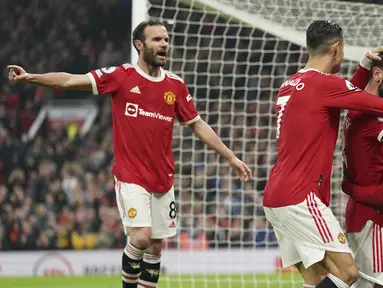 Pemain Manchester United Bruno Fernandes (kedua kanan) merayakan gol ke gawang Brentford pada pertandingan sepak bola Liga Inggris di Stadion Old Trafford, Manchester, Inggris, 2 Mei 2022. Manchester United menang 3-0. (AP Photo/Jon Super)