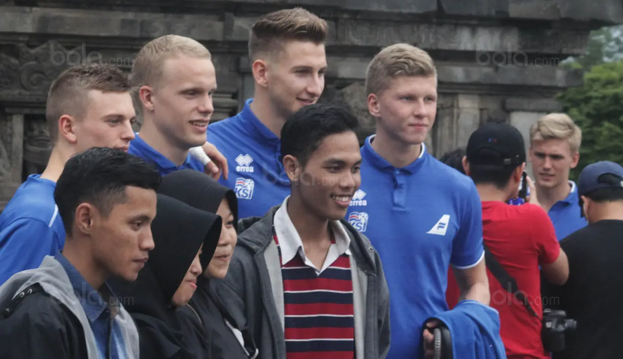 Para pemain Timnas Islandia foto bersama warga saat mengunjungi Candi Prambanan di pebatasan Jawa Tengah-Yogyakarta, Senin (8/1/2018). Timnas Islandia datang ke Indonesia untuk menjalani dua laga persahabatan. (Bola.com/Ronald Seger)