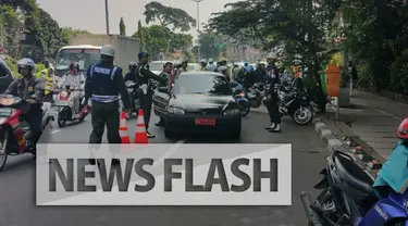  Seorang wanita yang mengendarai mobil berpelat nomor AD 8882 OK diberhentikan kepolisian yang tengah menggelar Operasi Patuh Jaya 2016. Si pengendara berang kepada aparat dan mengaku sebagai anak jenderal tentara.