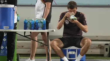 Penyerang Jerman, Thomas Mueller mempersiapkan sepatunya sebelum sesi latihan di stadion Al-Shamal di Al-Ruwais, Qatar, Selasa, 29 November 2022. Jerman akan memainkan pertandingan ketiga melawan Kosta Rika pada grup E Piala Dunia 2022, Kamis, 1 Desember. (AP Photo/Matthias Schrader)