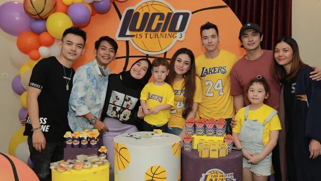 6 Potret Kedekatan Angga Putra dan Anak Stefan William, Penuh Kehangatan