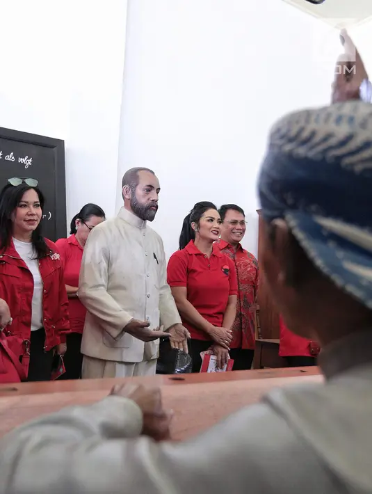 Sejumlah caleg artis dari PDIP seperti Krisdayanti, Kirana Larasati, Lita Zein, Iis Sugianto berkunjung ke Museum Kebangkitan Nasional, Jakarta, Selasa (25/9).(Liputan6.com/ Faizal Fanani)