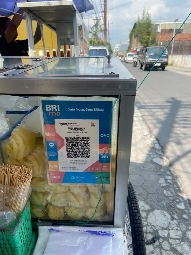 Usaha Gerobak Buah Segar Lotis AA Kutudukuh Naik Kelas lewat QRIS BRI