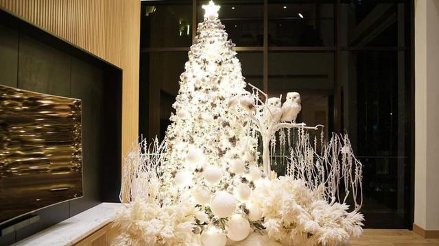 Sambut Natal, Ini 7 Potret Dekorasi Rumah Sandra Dewi Bertema White Christmas.