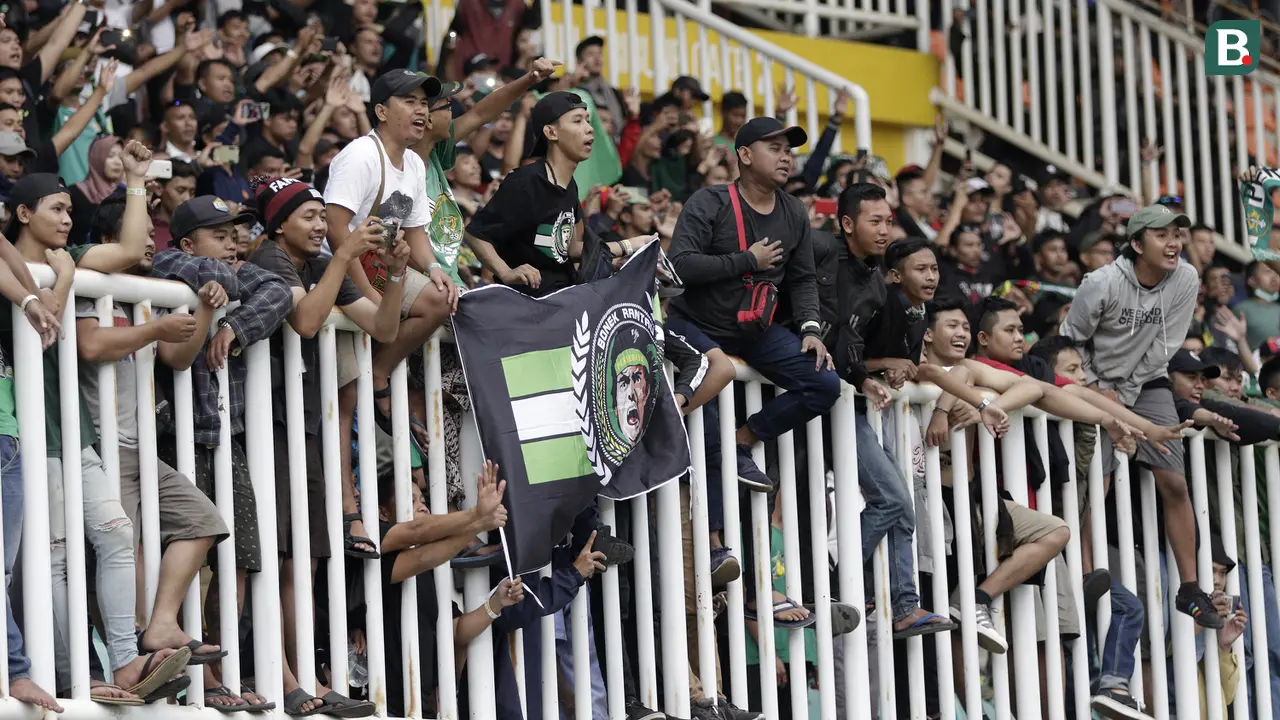 Suporter Persebaya Surabaya tetap nekat datang ke Stadion Pakansari untuk mendukung timnya melawan Tira Persikabo pada Sabtu (9/11/2019).