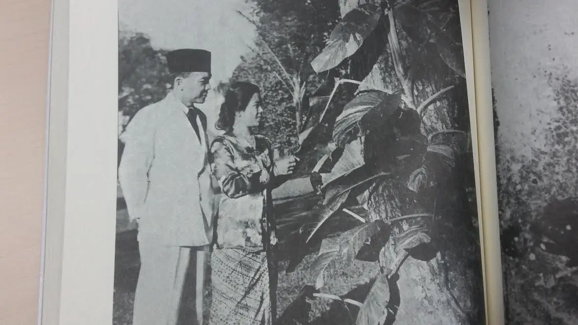 Sukarno dan Fatmawati (sumber foto: Buku Fatmawati, Catatan Kecil Bersama Bung Karno)