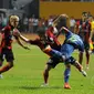 Pemain tengah Persipura Jayapura, Robertino Pugliara (kedua dari kiri) menjegal kapten tim Persib Bandung saat berlaga di final Indonesia Super League 2014 di Stadion Gelora Sriwijaya, Palembang, (7/11/2014). (Liputan6.com/Helmi Fithriansyah)