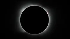 Bulan menutupi matahari selama gerhana matahari total di Piedra del Aguila, Argentina, Senin (14/12/2020). Gerhana matahari total terlihat dari wilayah Patagonia utara Argentina dan dari Araucania di Chile. (AP Photo/Natacha Pisarenko)