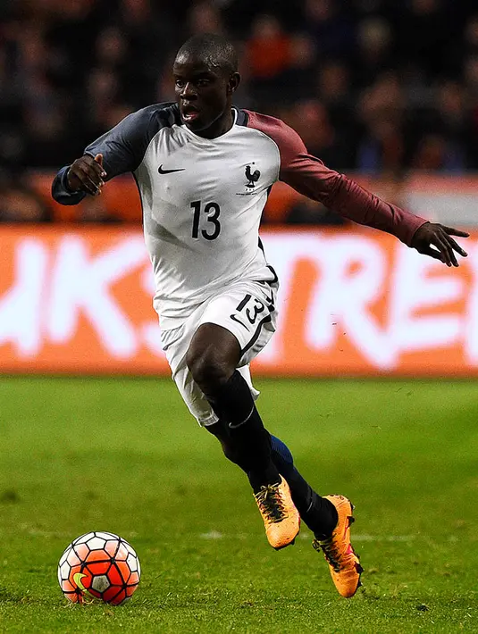 N'Golo Kante merupakan gelandang  yang sedang menjadi pembicaraan pada musim ini, hal itu tak lain karena keberhasilannya membawa Leicester menjadi juara Liga Inggris. Kehadirannya diharapkan mampu menjaga kedalaman tim Ayam Jago. (AFP/Franck Fife)