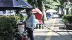Pedagang kaki lima saat berjualan di trotoar kawasan Lapangan Banteng, Jakarta, Senin (7/9/2020). Pemkot Jakarta Pusat menyiapkan 9 titik untuk kios usaha kecil dan menengah (UKM) di trotoar guna memfasilitasi pejalan kaki. (merdeka.com/Iqbal S. Nugroho)