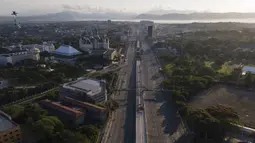 Barisan pegunungan terlihat di belakang Commonwealth Avenue yang hampir kosong saat pemerintah menerapkan lockdown ketat untuk mencegah penyebaran COVID-19 pada Jumat Agung di Quezon, Filipina, Jumat (2/4/2021). Lockdown dilakukan di Manila dan beberapa daerah lainnya. (AP Photo/Aaron Favila)