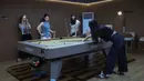 Melalui pendekatan ini, Gowadra membuktikan bahwa billiard dapat berevolusi lebih hangat, lebih inklusif, dan lebih relevan dengan kehidupan keluarga urban masa kini. Tampak dalam foto, Pengunjung menikmati permainan biliar di Gowada Billiard, di Jalan Thamrin Boulevard Pantai Indah Kapuk 2 (PIK 2), Kabupaten Tangerang, Banten, pada Rabu (11/2/2026). (Kapanlagi.com/Budy Santoso)