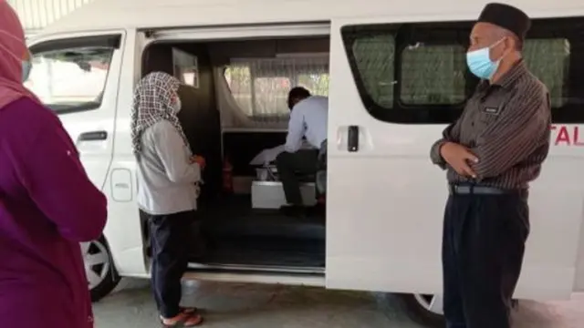 Kisah Haru Remaja Pulang Sekolah Dijemput Ambulance untuk Antar Jenazah Ayahnya