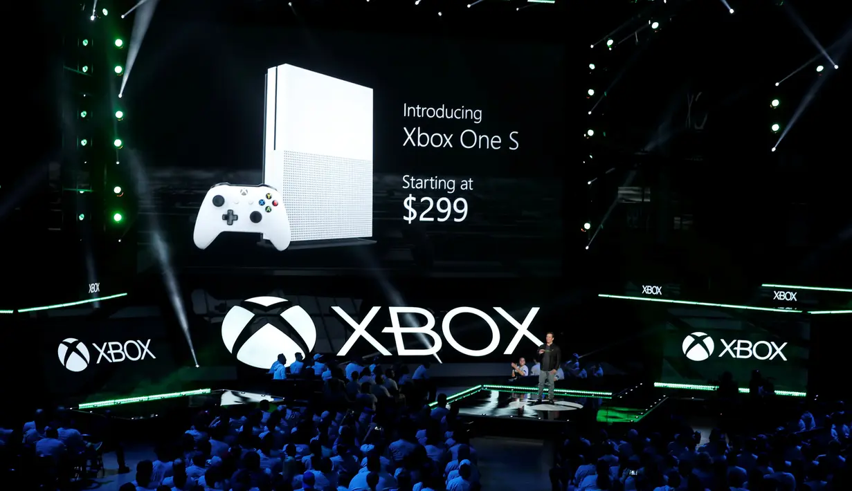 Kepala Microsoft Xbox Phil Spencer memperkenalkan Xbox One S di Xbox E3 2016, Los Angeles , California , AS , 13 Juni 2016. Sony dan Microsoft sama - sama memperkenalkan jagoan baru mereka untuk para pecinta game dunia.  (REUTERS/Lucy Nicholson)