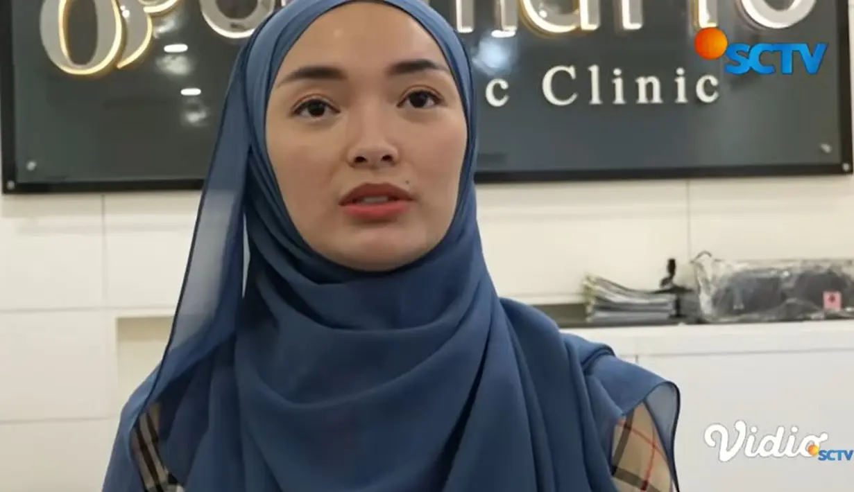 Sekedar informasi, Zaskia Gotik beberapa waktu lalu umrah bersama suami dan anaknya. Setelah kembali ke Tanah Air, Zaskia memutuskan untuk menutup aurat alias berhijab. [Youtube/SCTV]