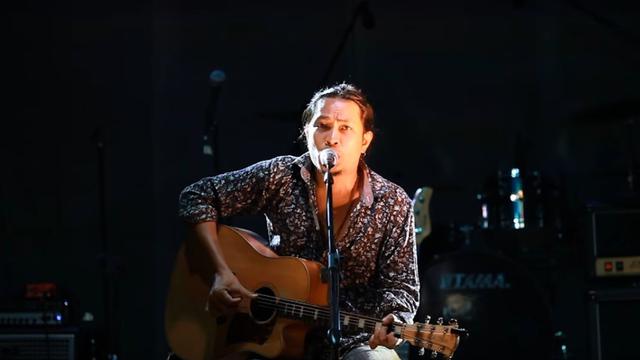 Robi Navicula saat menghibur warga LP Kerobokan, Bali