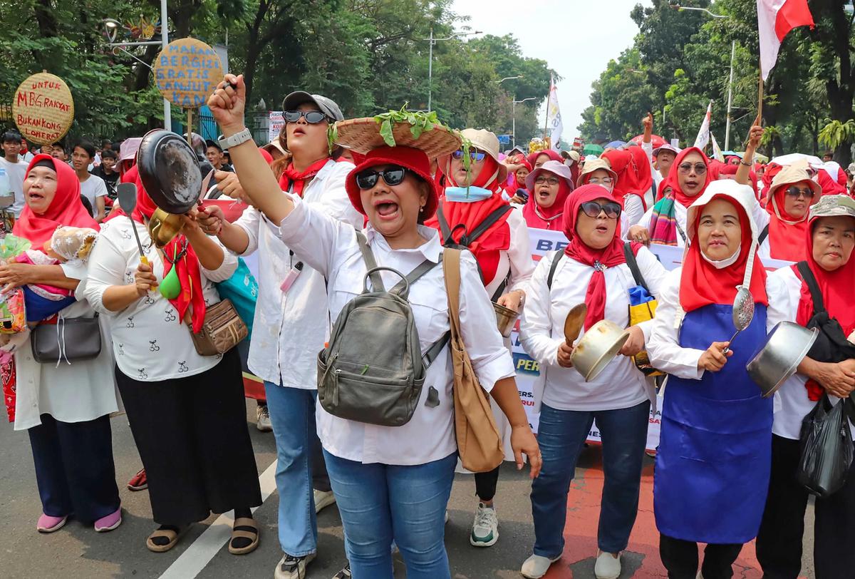 FOTO:  Aksi  Unjuk Rasa di Patung Kuda Dukung Kelanjutan Program Makan Bergizi Gratis