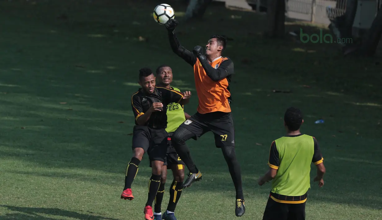Kiper Persipura Jayapura, Dede Sulaiman menghalau bola saat sesi latihan tim di Lapangan ABC Senayan, Jakarta, (9/5/2018). Persipura akan bertandang kemarkas Persib Bandung 12 mei 2018. (Bola.com/Nick Hanoatubun)