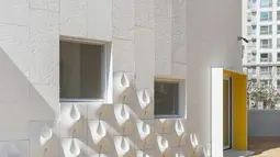 Terbuat dari beton berserat, dinding ini dilengkapi lubang drainase.(Lightersideofrealestate.com)