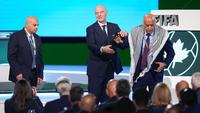 Presiden FIFA, Gianni Infantino, menjadi sorotan setelah tindakannya yang berusaha menciptakan momen damai antara perwakilan asosiasi sepak bola Palestina dan Israel di panggung saat penutupan Kongres FIFA terbaru di Vancouver, Kanada, Kamis (30/4/2026) waktu setempat. (AP Photo/The Canadian Press/Darryl Dyck)