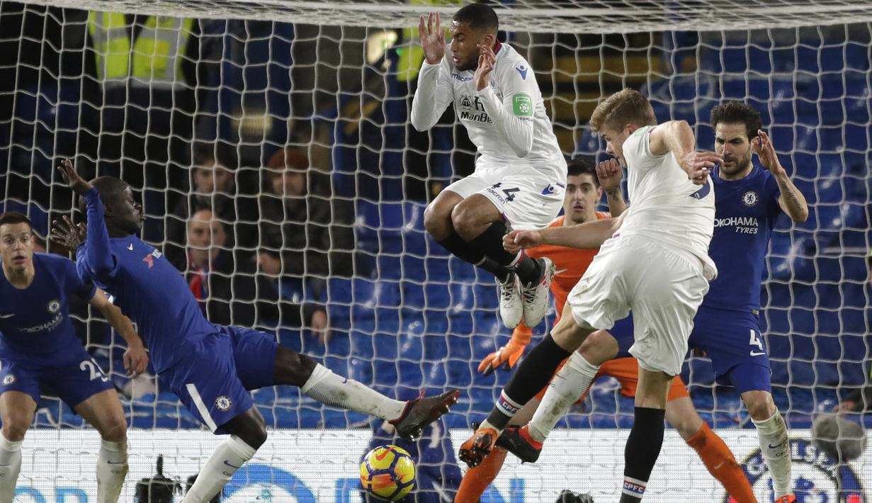 Pemain Crystal Palace, Alexander Sorloth melepaskan tembakan ke gawang Chelsea pada lanjutan Premier League di Stamford Bridge stadium, London, (10/3/2018). Chelsea menang 2-1.(AP/Matt Dunham)