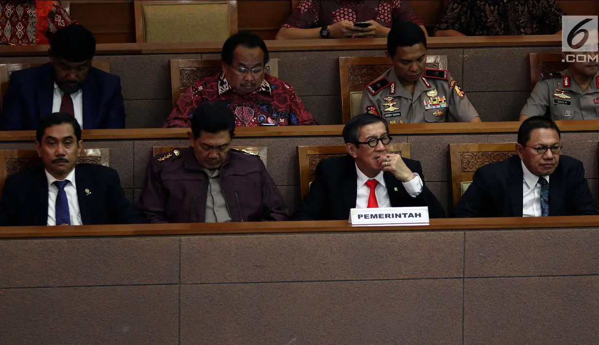 Menkumham Yasonna Laoly hadir di Rapat Paripurna di Jakarta, Jumat (25/5). DPR menyetujui RUU atas UU 15/2003 tentang Penetapan Perppu 1/2002 tentang Pemberantasan Terorisme. (Liputan6.com/JohanTallo)
