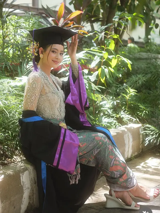 Laura Theux Tampil Look Bali saat wisuda. [@laura_theux]