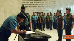 Citizen6, Jakarta: Penandatanganan Sertijab Kapusjianstra TNI oleh Panglima TNI Laksamana TNI Agus Suhartono dari Brigjen TNI Junias Lumban Tobing kepada Kolonel Inf Asep Subarkah Yusuf di Ruang Hening Mabes TNI Cilangkap. (Pengirim: Badarudin Bakri).