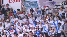 Pendukung tim Korea mengibarkan bendera saat menyaksikan laga basket putri Indonesia melawan Korea pada babak penyisihan Grup X Basket Putri Asian Games 2018 di Jakarta, Rabu (15/8). Indonesia kalah 40-108. (Liputan6.com/Helmi Fithriansyah)