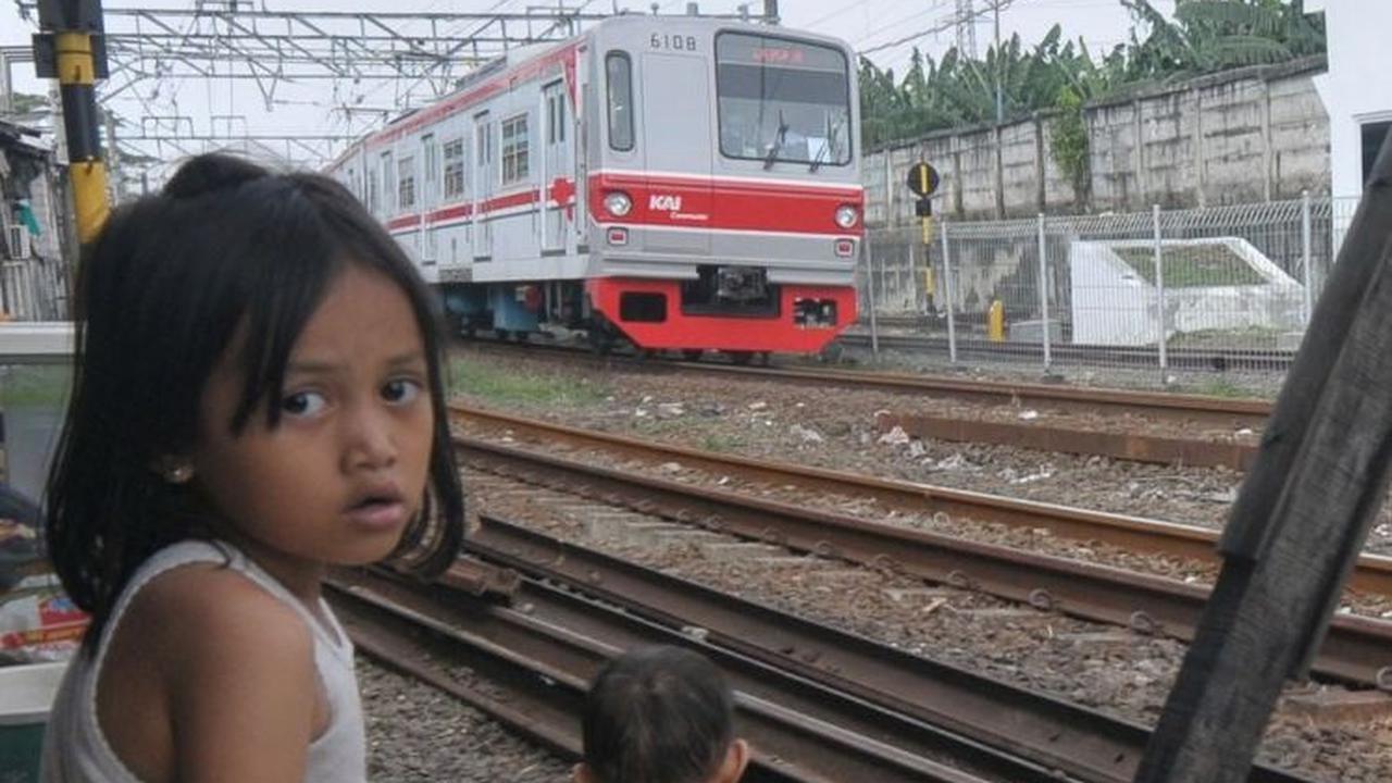 Seorang warga yang tinggal di pinggir rel tersebut menyempatkan untuk bercerita sedikit selama tinggal di sana.&nbsp;Foto: merdeka.com / Imam Buhori<br>