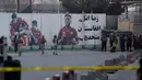 Pasukan keamanan memasang garis polisi menyusul serangan militan di rumah sakit militer Kabul, Afghanistan, Rabu (8/3). Serangan tersebut didahului oleh sebuah bom bunuh diri di depan pintu masuk menuju kompleks rumah sakit. (AP Photos/Massoud Hossaini)