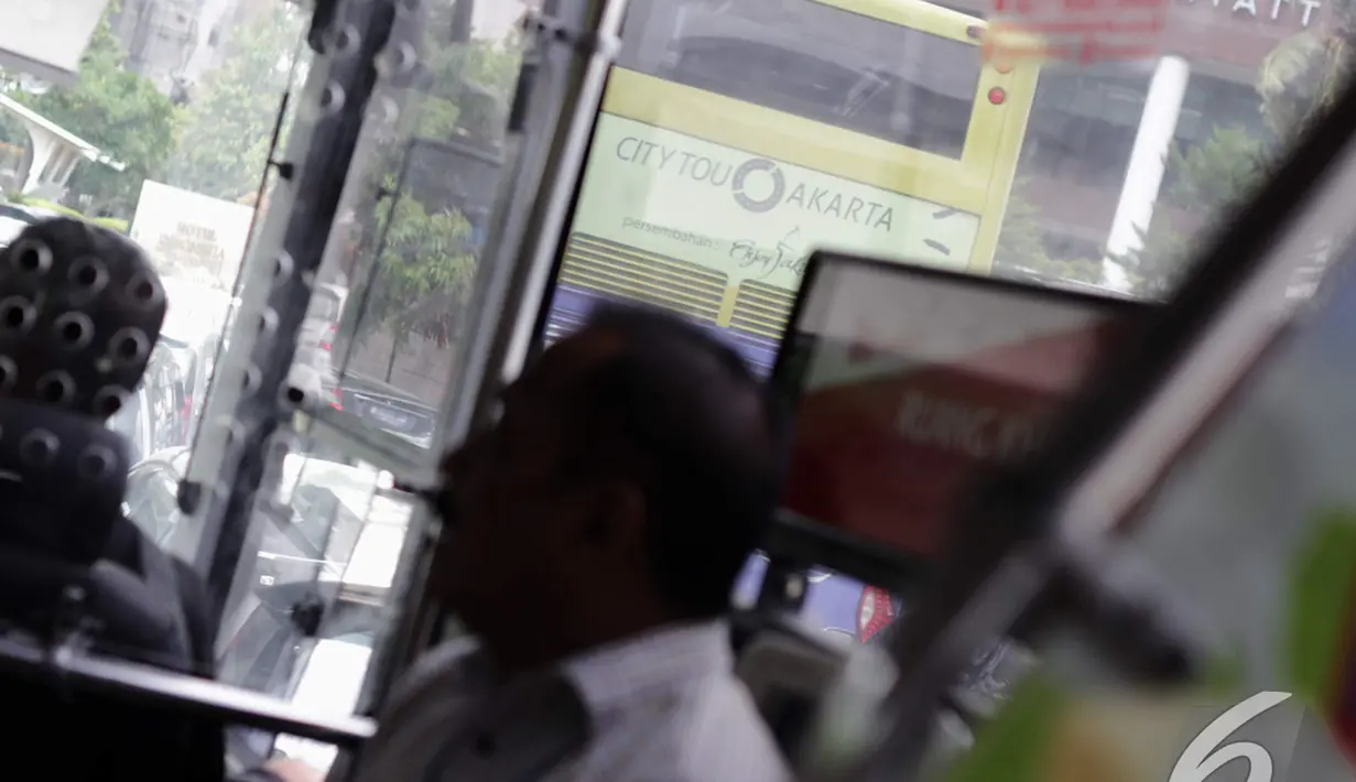 Pemandangan dari dalam bus gratis, Jakarta, Rabu (17/12/2014). (Liputan6.com/Faizal Fanani)