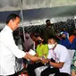 Presiden Joko Widodo (Jokowi) meninjau penyaluran Bantuan Subsidi Upah (BSU) Tahun 2022 oleh di Balai Pelatihan Vokasi dan Produktivitas (BPVP) Kota Ternate, Maluku Utara, Rabu (28/9/2022). (Dok Kemnaker)