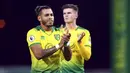 Pemain Norwich City, Onel Hernandez, memeberikan aplaus usai laga melawan Manchester United pada laga Premier League 2019 Stadion Carrow Road, Norwich, Minggu (27/10). Manchester United menang 3-1 atas Norwich City. (AP/Joe Gidden)