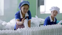 Pekerja Korea Utara mempersiapkan botol yang akan diisi produk kosmetik di Pabrik Kosmetik Pyongyang di Pyongyang, 8 September 2018. Pabrik Kosmetik Pyongyang adalah salah satu produsen utama barang-barang kosmetik di Korea Utara. (AP Photo/Ng Han Guan)