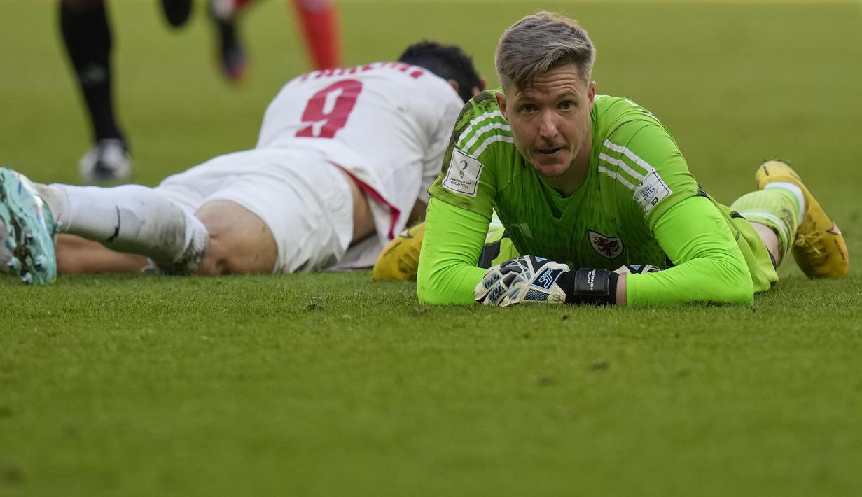 Tabrakan tersebut membuat Hennessey dan Taremi harus terkapar di lapangan. (AP/Francisco Seco)