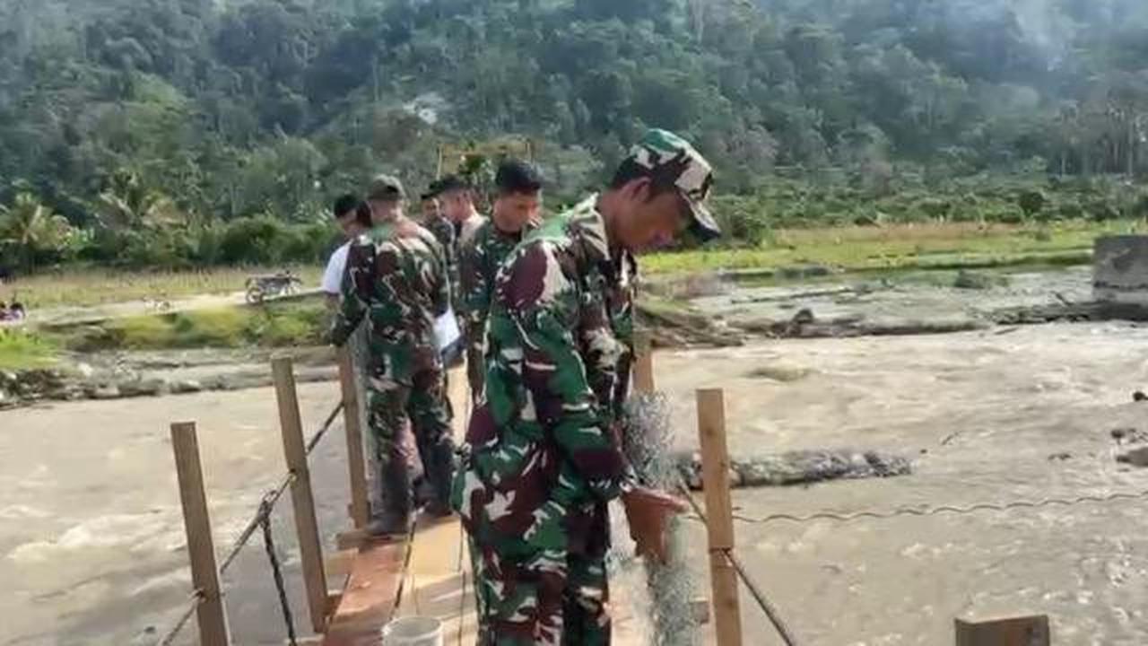 Warga Bareng TNI Kolaborasi Percepat Pembangunan Jembatan Gantung di Aceh