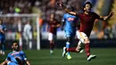 Pemain Roma, Mohamed Salah (kanan) berteriak usai diganjal pemain SSC Napolipada lanjutan Serie A Italia di Stadion Olympico, Roma, Senin (25/4/2016) WIB.  (AFP/Filippo Monteforte)
