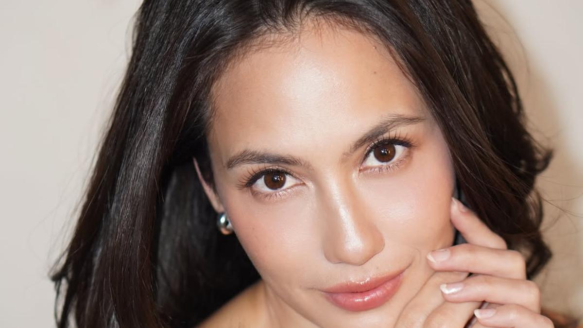 Pancarkan Kecantikan yang Tak Lekang oleh Waktu, Gaya Pevita Pearce Dipulas Makeup Natural Flawless yang Bikin Pangling