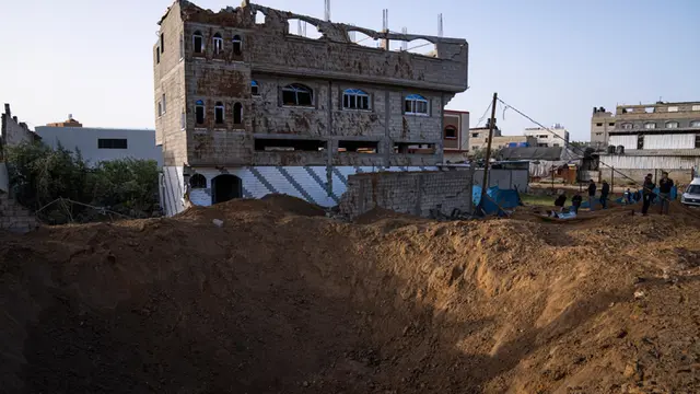 Lubang-Lubang Besar Terlihat Usai Serangan Udara Israel ke Jalur Gaza Palestina