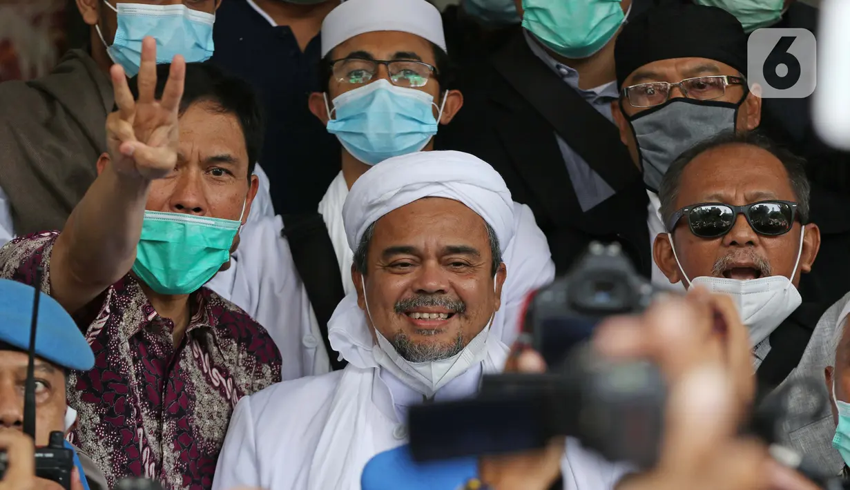 Rizieq Shihab (tengah) memberi keterangan sesaat sebelum masuk gedung utama Mapolda Metro Jaya, Jakarta, Sabtu (12/12/2020). Rizieq Shihab akan menjalani pemeriksan sebagai tersangka penghasutan dan kerumunan di tengah pandemi Covid-19. (Liputan6.com/Helmi Fithriansyah)