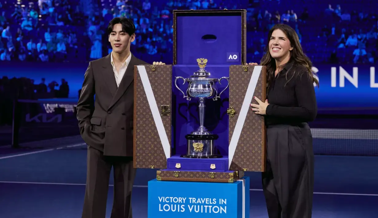 Ajang Australian Open Women’s Final tahun ini semakin istimewa dengan kehadiran dua figur ternama dari dunia yang berbeda, yakni BamBam, House Ambassador Louis Vuitton, dan Jennifer Capriati, legenda tenis dunia. [Foto: Louis Vuitton]
