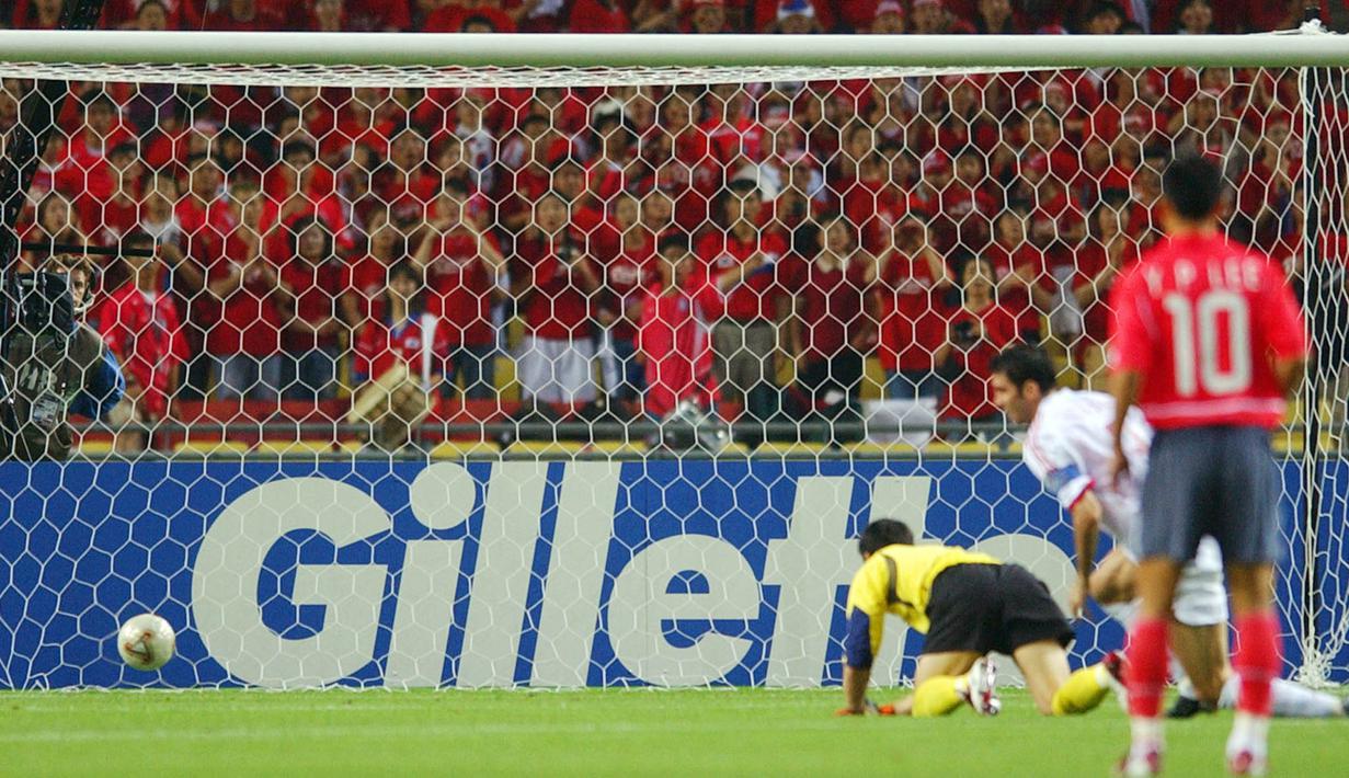 Yaitu gol tercepat di Piala Dunia yang dicetak oleh striker Turki, Hakan Sukur. Tepatnya 11 detik setelah wasit meniupkan peluit dimulainya laga. (AFP/Pascal Guyot)