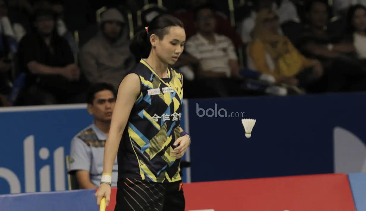 Tunggal putri China Taipei, Tai Tzu Ying, mengalahkan tunggal putri Indonesia, Gregoria Mariska Tunjung pada laga Indonesia Open 2017 di JCC, Kamis, (15/6/2017). Gregoria kalah 13-21 dan 16-21. (Bola.com/M Iqbal Ichsan)